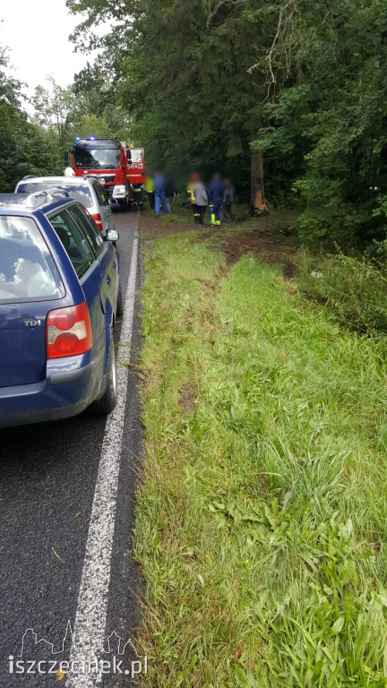 	Wypadek na trasie Szczecinek - Barwice. Opel uderzył w drzewo