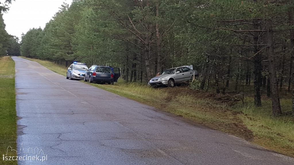 Honda uderzyła w drzewo. Młody kierowca zabrany do szpitala