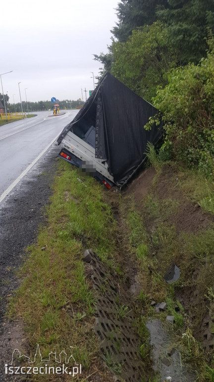Kierowca busa zasnął za kierownicą. Samochód zatrzymał się w rowie