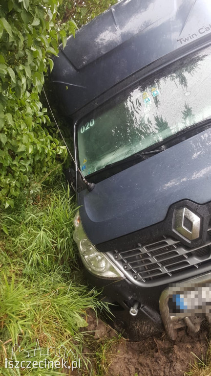 Kierowca busa zasnął za kierownicą. Samochód zatrzymał się w rowie