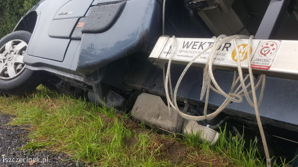 Kierowca busa zasnął za kierownicą. Samochód zatrzymał się w rowie
