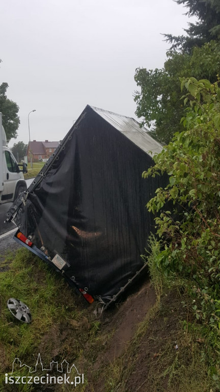 Kierowca busa zasnął za kierownicą. Samochód zatrzymał się w rowie