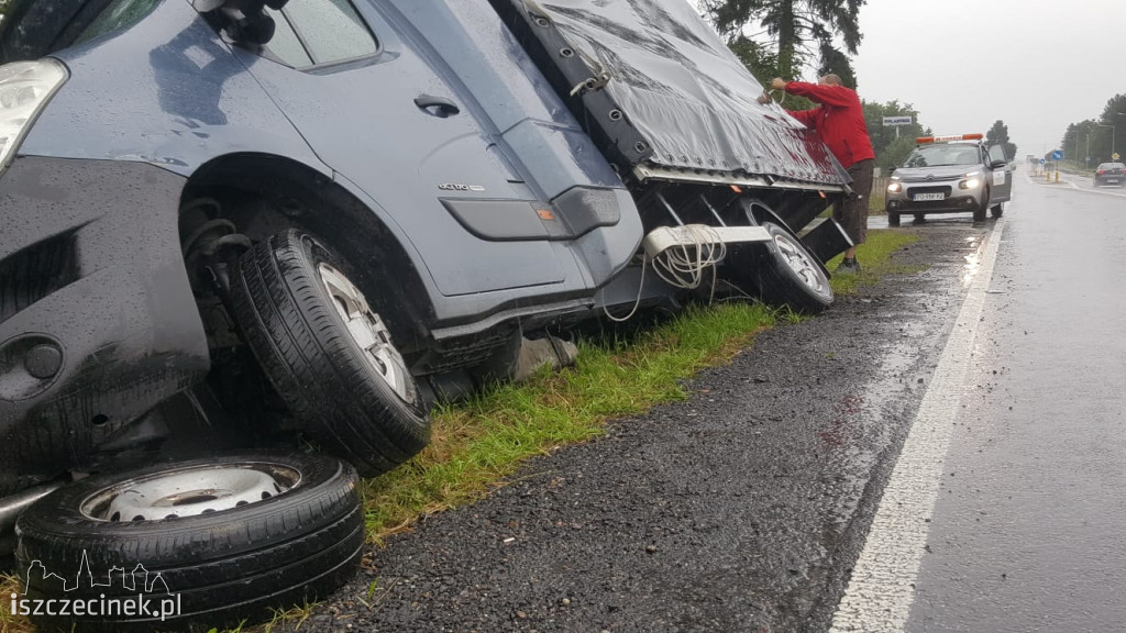 Kierowca busa zasnął za kierownicą. Samochód zatrzymał się w rowie