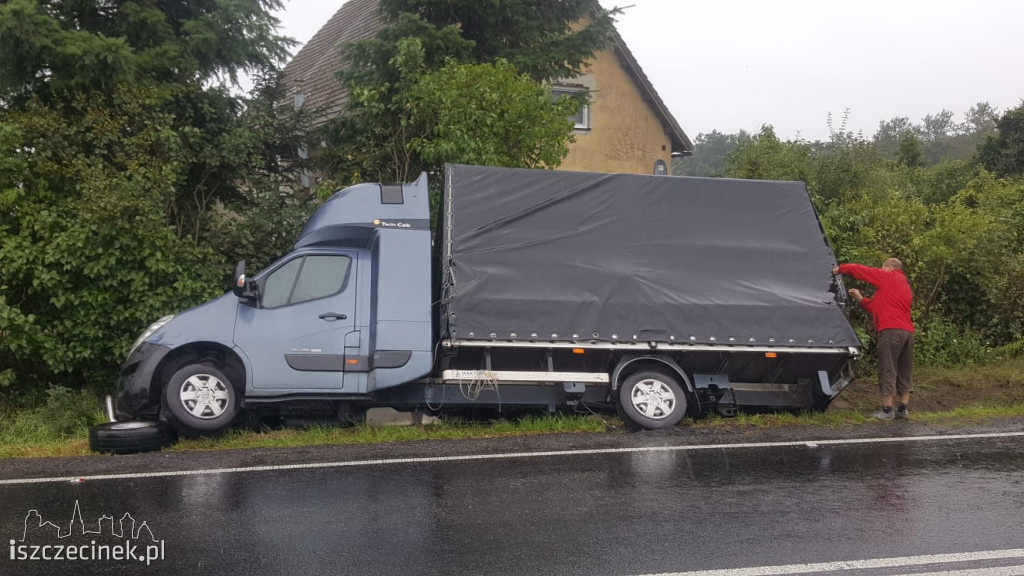 Kierowca busa zasnął za kierownicą. Samochód zatrzymał się w rowie