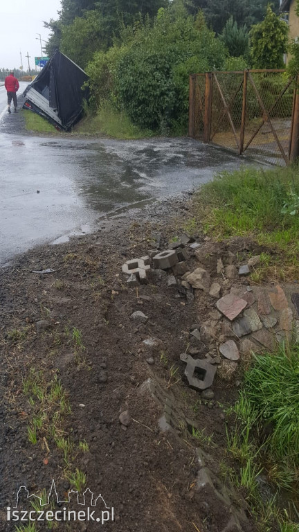 Kierowca busa zasnął za kierownicą. Samochód zatrzymał się w rowie