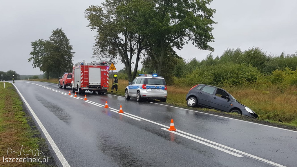 Dachowanie na ?jedenastce?. Mokro i ślisko na drogach