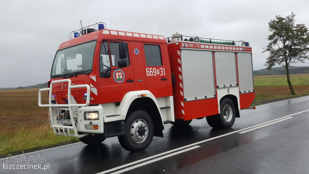 Dachowanie na ?jedenastce?. Mokro i ślisko na drogach