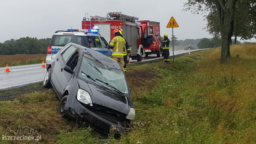 Dachowanie na ?jedenastce?. Mokro i ślisko na drogach