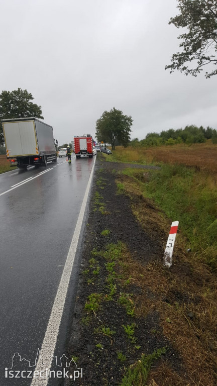 Dachowanie na ?jedenastce?. Mokro i ślisko na drogach