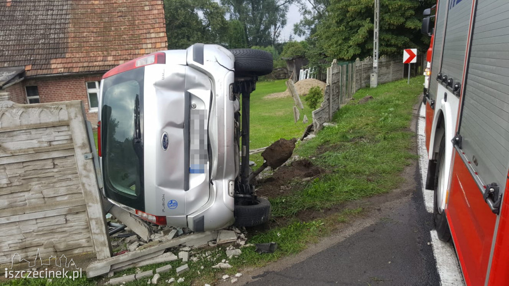 Jeleń (gm. Borne Sulinowo). Ford wpadł w betonowe ogrodzenie (DK-20)