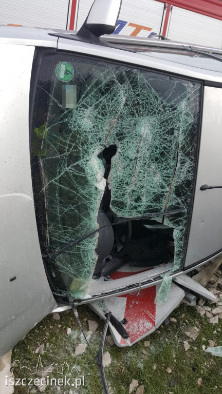 Jeleń (gm. Borne Sulinowo). Ford wpadł w betonowe ogrodzenie (DK-20)