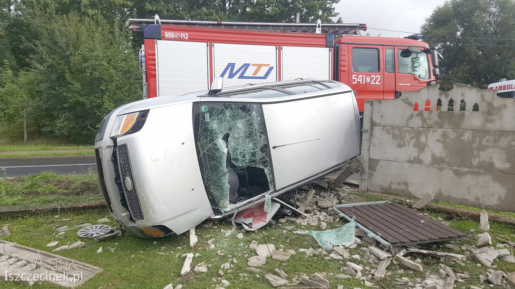 Jeleń (gm. Borne Sulinowo). Ford wpadł w betonowe ogrodzenie (DK-20)