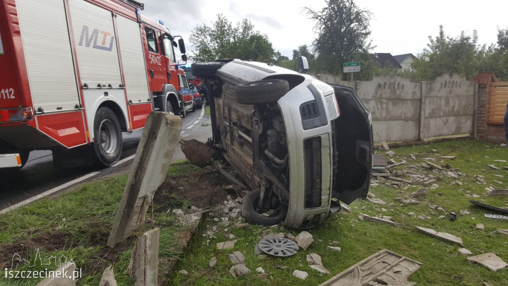Jeleń (gm. Borne Sulinowo). Ford wpadł w betonowe ogrodzenie (DK-20)
