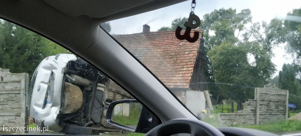 Jeleń (gm. Borne Sulinowo). Ford wpadł w betonowe ogrodzenie (DK-20)