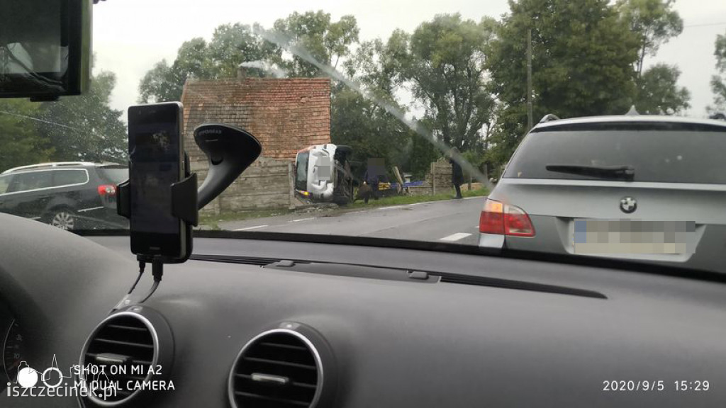 Jeleń (gm. Borne Sulinowo). Ford wpadł w betonowe ogrodzenie (DK-20)