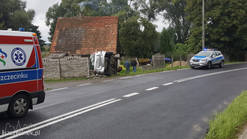 Jeleń (gm. Borne Sulinowo). Ford wpadł w betonowe ogrodzenie (DK-20)