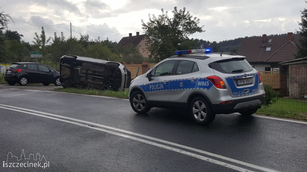 Jeleń (gm. Borne Sulinowo). Ford wpadł w betonowe ogrodzenie (DK-20)