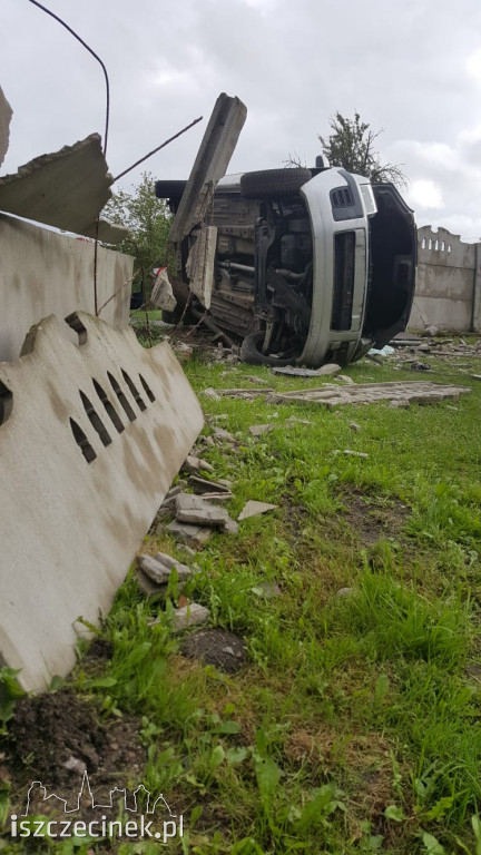Jeleń (gm. Borne Sulinowo). Ford wpadł w betonowe ogrodzenie (DK-20)