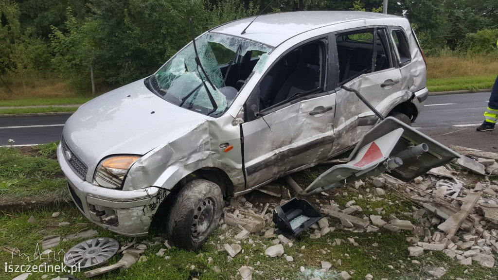 Jeleń (gm. Borne Sulinowo). Ford wpadł w betonowe ogrodzenie (DK-20)