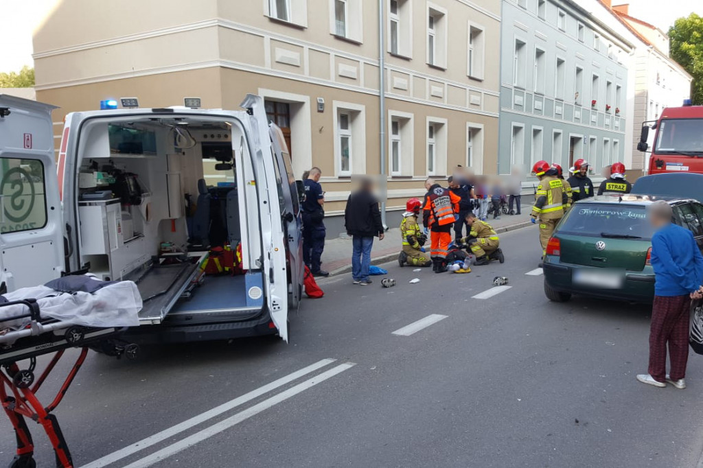 Sceny jak z filmu na Armii Krajowej. Przewiozła mężczyznę na masce, a później uderzyła w inny samochód