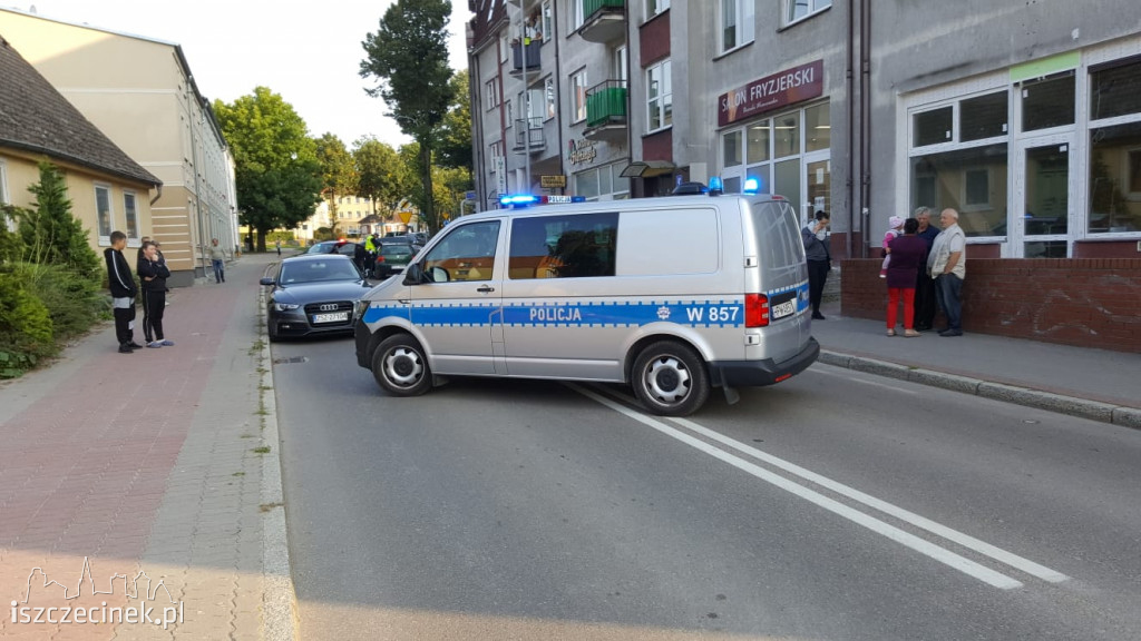Sceny jak z filmu na Armii Krajowej. Przewiozła mężczyznę na masce, a później uderzyła w inny samochód