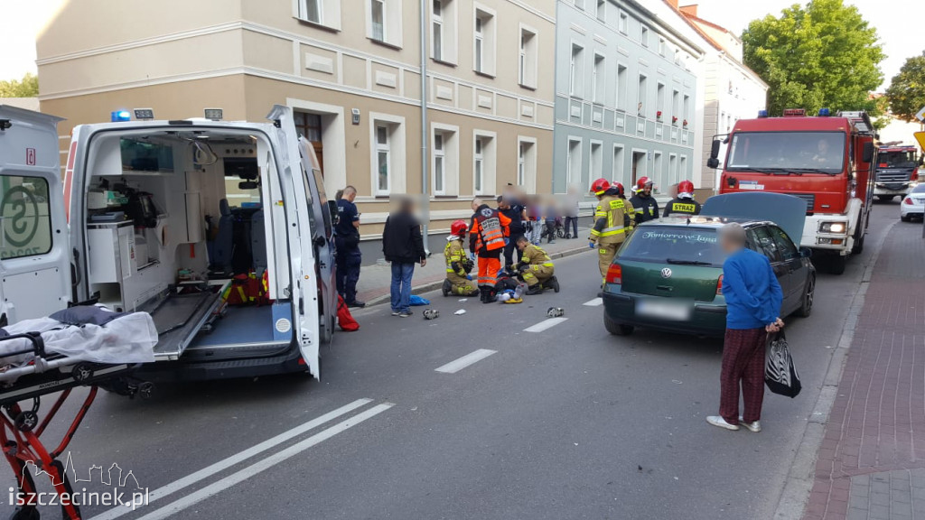 Sceny jak z filmu na Armii Krajowej. Przewiozła mężczyznę na masce, a później uderzyła w inny samochód