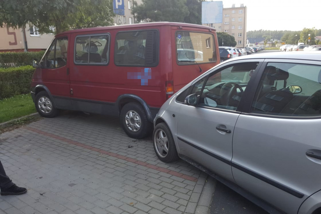 Kolizja na Budowlanych. Mercedes wjechał w zaparkowany samochód