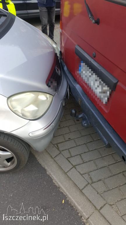 Kolizja na Budowlanych. Mercedes wjechał w zaparkowany samochód
