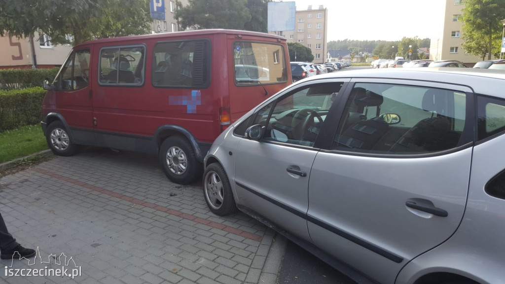 Kolizja na Budowlanych. Mercedes wjechał w zaparkowany samochód