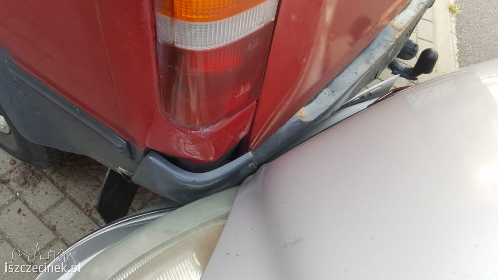 Kolizja na Budowlanych. Mercedes wjechał w zaparkowany samochód