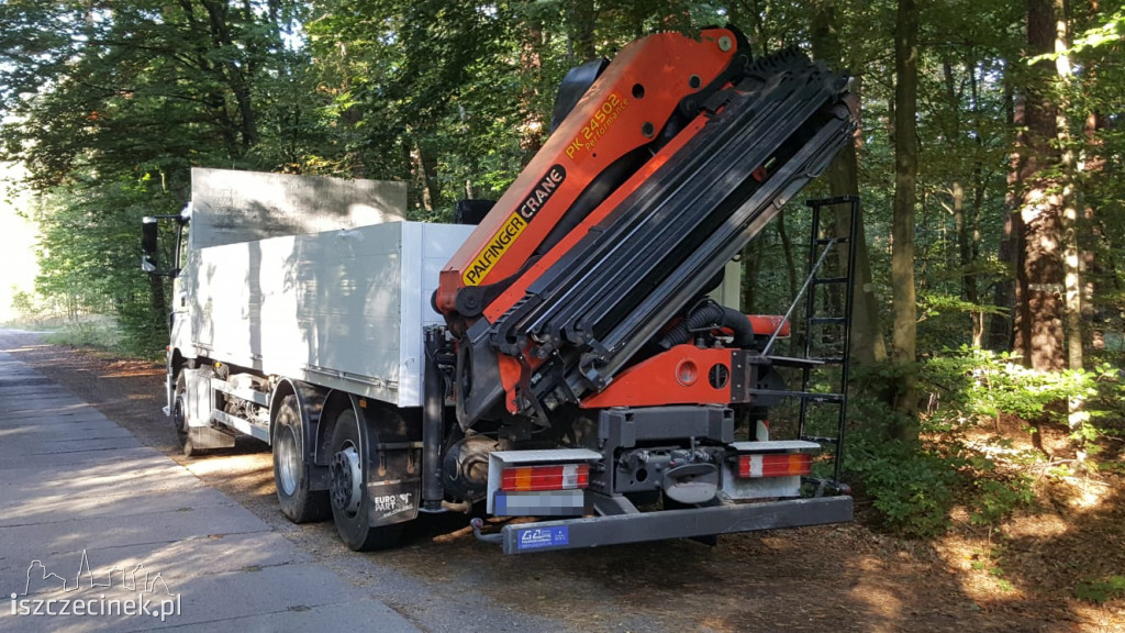 Rozpędzone audi wjechało w tył ciężarówki. Niebezpiecznie na DK-20
