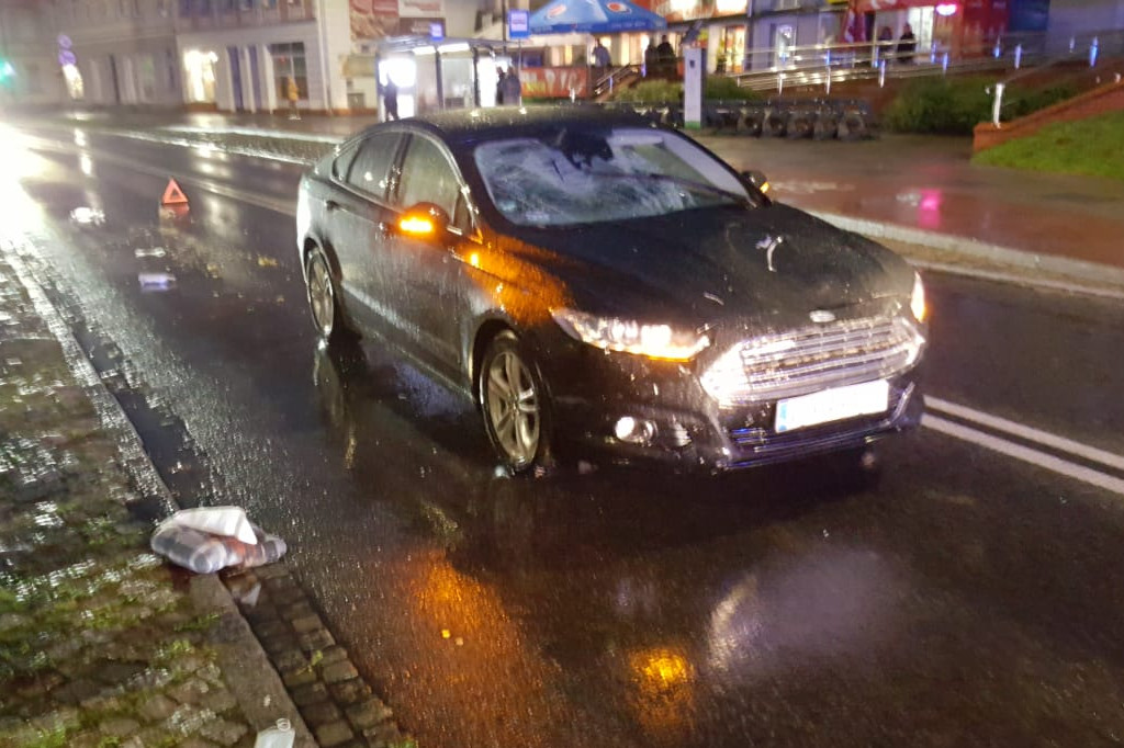 Wypadek w centrum miasta. Pijany kierowca potrącił pieszego