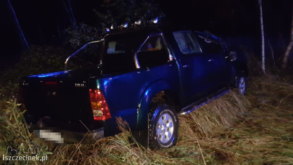 Toyota uderzyła w dzika i przewróciła się na bok