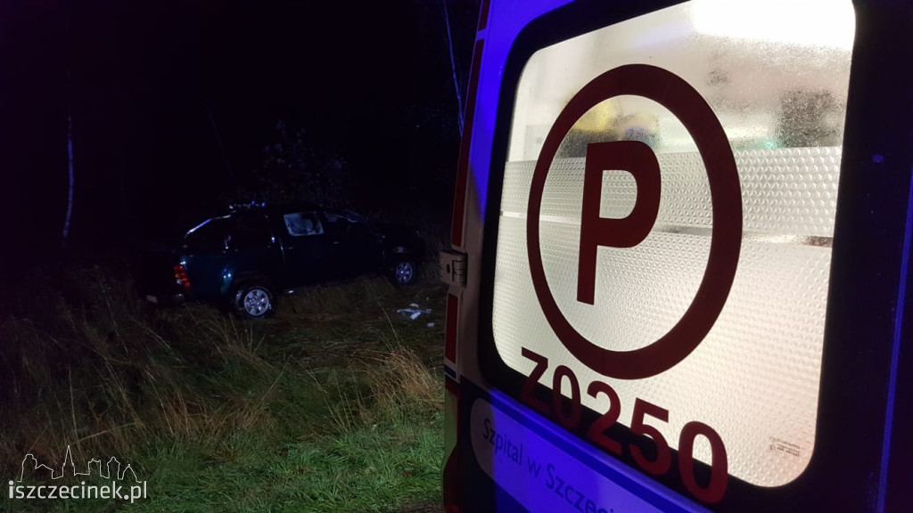 Toyota uderzyła w dzika i przewróciła się na bok