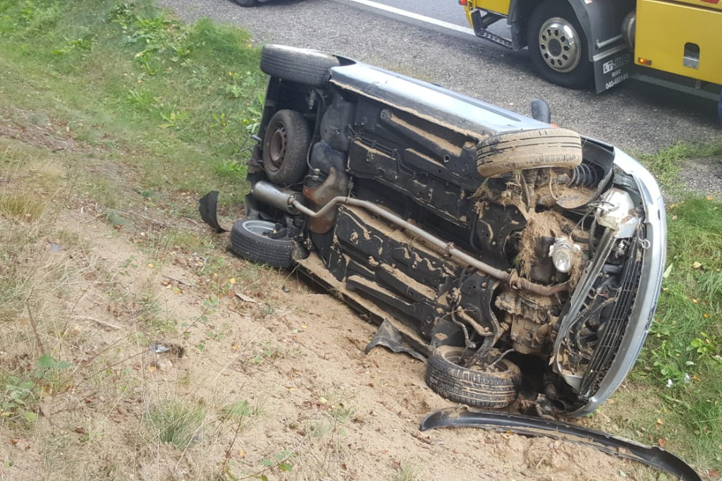 DK-11. Peugeot wypadł z drogi i przewrócił się na bok. Jedna osoba ranna