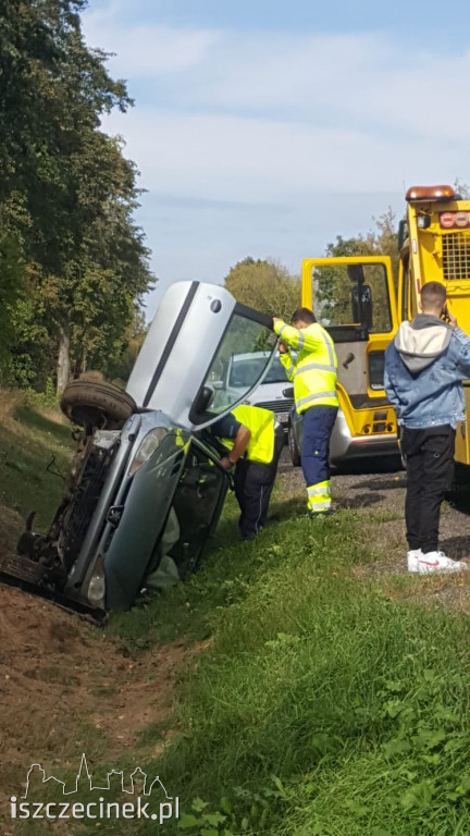 DK-11. Peugeot wypadł z drogi i przewrócił się na bok. Jedna osoba ranna