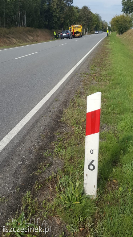 DK-11. Peugeot wypadł z drogi i przewrócił się na bok. Jedna osoba ranna