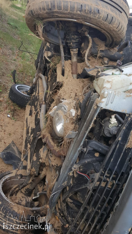 DK-11. Peugeot wypadł z drogi i przewrócił się na bok. Jedna osoba ranna