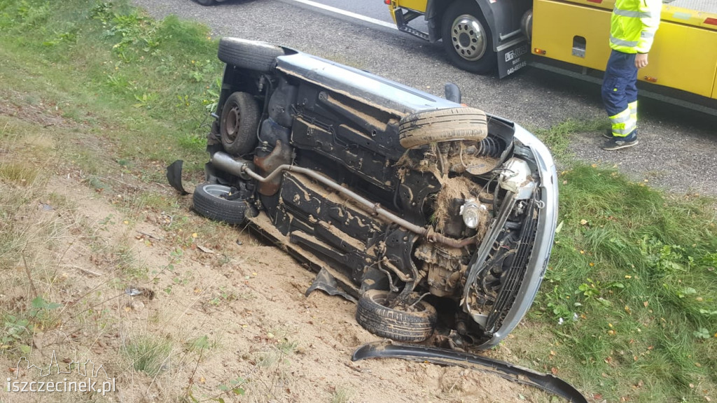DK-11. Peugeot wypadł z drogi i przewrócił się na bok. Jedna osoba ranna