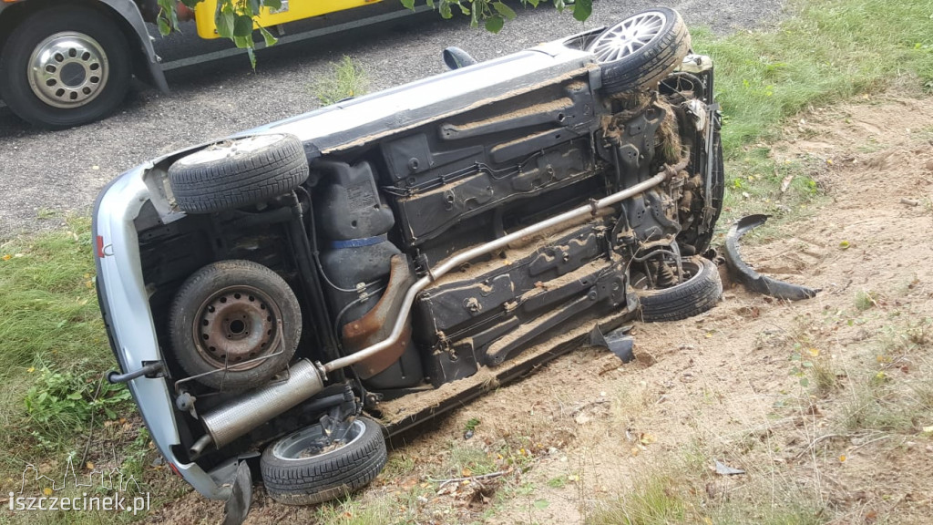 DK-11. Peugeot wypadł z drogi i przewrócił się na bok. Jedna osoba ranna
