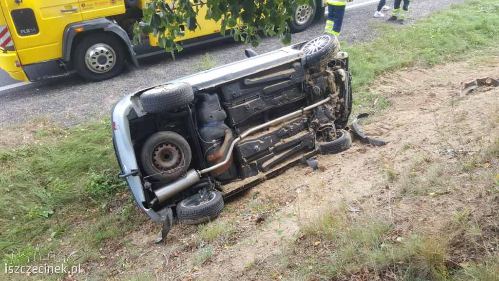 DK-11. Peugeot wypadł z drogi i przewrócił się na bok. Jedna osoba ranna