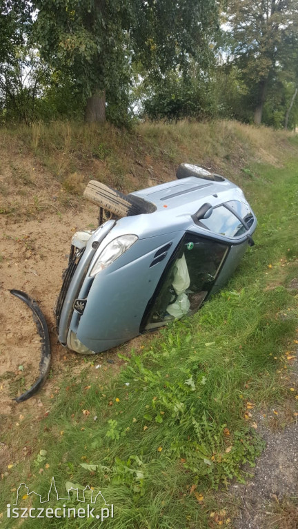 DK-11. Peugeot wypadł z drogi i przewrócił się na bok. Jedna osoba ranna