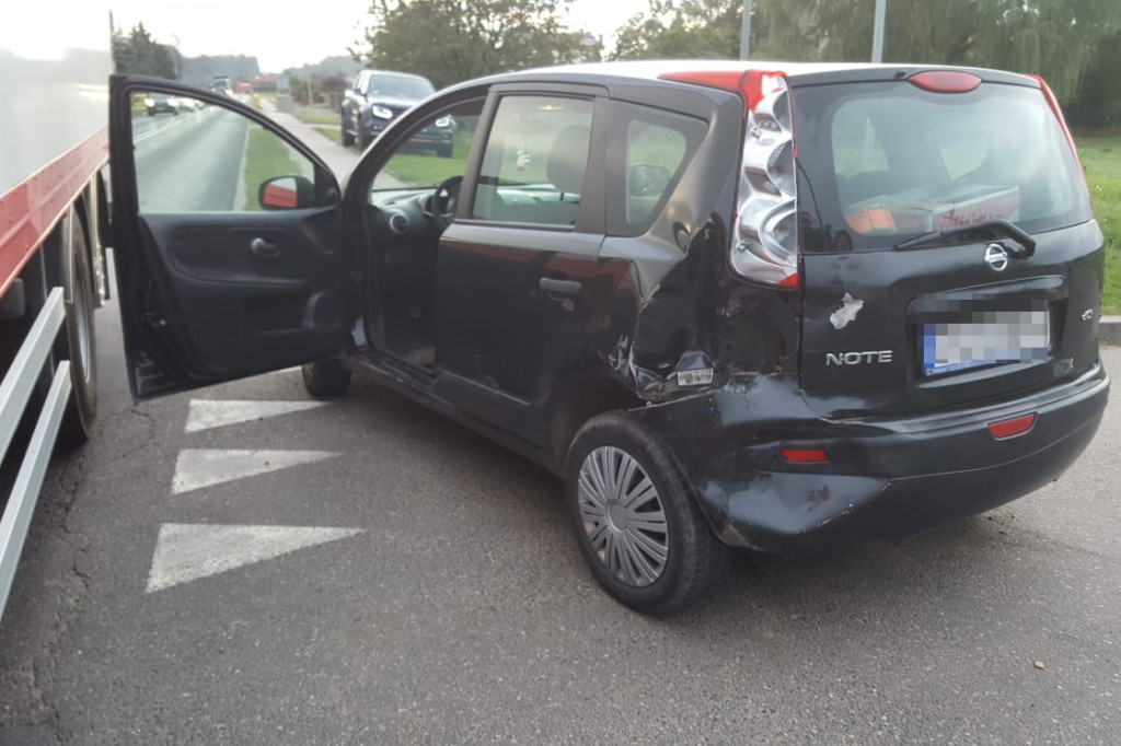 Wypadek w Marcelinie. Ciężarówka najechała na tył auta osobowego ZDJĘCIA