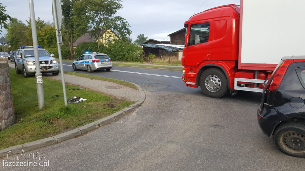 Wypadek w Marcelinie. Ciężarówka najechała na tył auta osobowego ZDJĘCIA