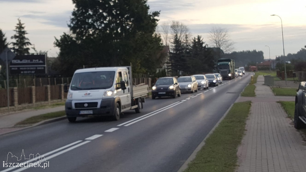 Wypadek w Marcelinie. Ciężarówka najechała na tył auta osobowego ZDJĘCIA
