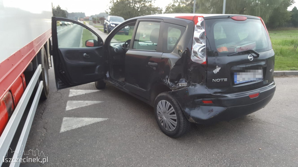 Wypadek w Marcelinie. Ciężarówka najechała na tył auta osobowego ZDJĘCIA