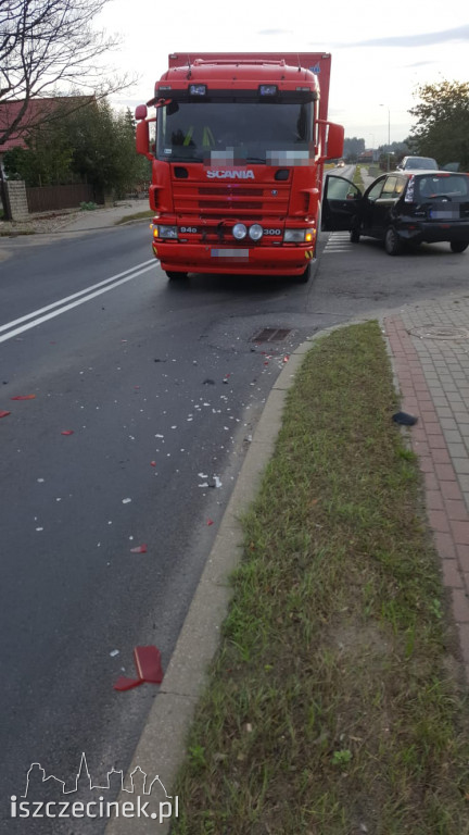 Wypadek w Marcelinie. Ciężarówka najechała na tył auta osobowego ZDJĘCIA