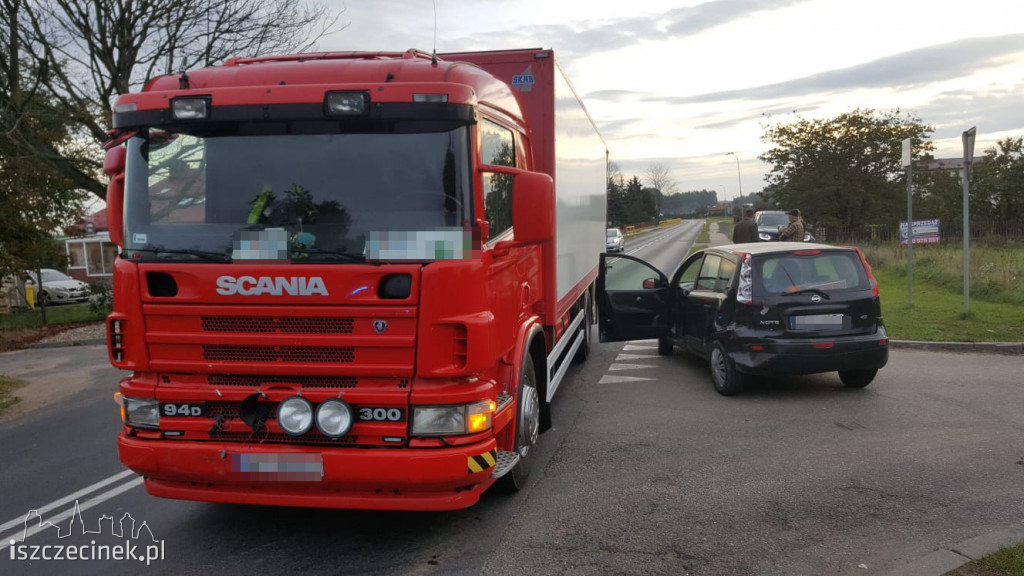 Wypadek w Marcelinie. Ciężarówka najechała na tył auta osobowego ZDJĘCIA