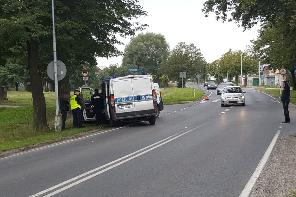 Wypadek z udziałem radiowozu. Trzy osoby zabrane do szpitala