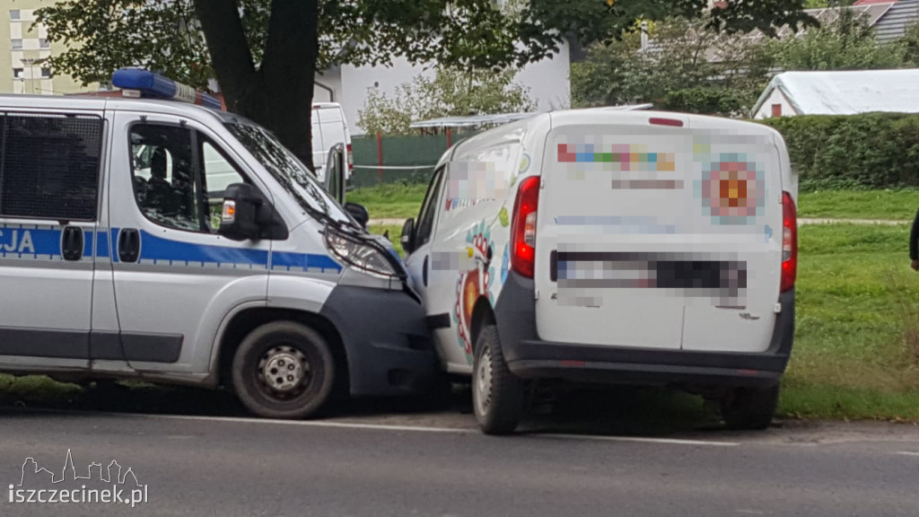 Wypadek z udziałem radiowozu. Trzy osoby zabrane do szpitala